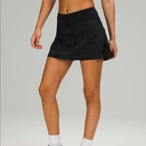 Lululemon Play Off The Pleats Mid Rise Skirt in Black Camo